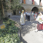 Ofrena floral ahir a càrrec de la pubilla de Butsènit abans de la missa oficiada pel bisbe de Lleida.