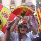 Manifestants van irrompre en el minut de silenci a Barcelona.