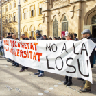 Imatge d’una protesta de professors associats, personal de serveis i alumnes de la UdL.