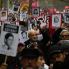 Milers de xilens surten al carrer amb fotos de desapareguts.