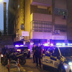 La Policia Nacional, a l’exterior de l’habitatge de Granada.