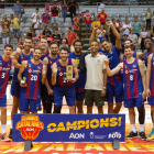 La plantilla del Barcelona celebra el títol aconseguit ahir al Barris Nord de Lleida