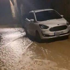 Un carrer inundat per l'aigua ahir a la nit a Sant Guim de la Plana