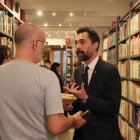 El conseller de Empresa y Trabajo, Roger Torrent, visita la librería 'Restory' de Barcelona, una de las beneficiarias de la primera convocatoria de ayudas 'TU+1'