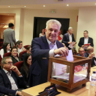 El presidente de la Cámara de Comercio de Lleida, Jaume Saltó, depositando su voto en la urna en el pleno del ente.
