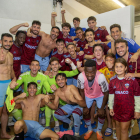 Los jugadores del Lleida celebran en el vestuario el pase de ronda y el buen momento por el que atraviesa el equipo.