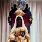 A la izquierda la virgen, y a la derecha el altar vacío. 