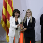 Alexia Putellas recibe de manos de Anna Erra la distinción del Parlament al Barça femenino.