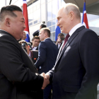 Kim y Putin se saludan antes de su cumbre en la Rusia suberiana. 