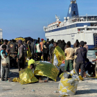 Una aglomeración de migrantes en el puerto de Lampedusa.