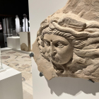 Algunes de les peces de l'exposició 'Romans a Ponent. Ilerda, Iesso, Aeso', al Museu de Lleida