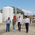 Domingo Serret, titular de la explotación ganadera, con los representantes de la empresa Cycle0 ayer en la inaguración. 