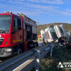 El camión, que transportaba cerdos, volcó y cayó encima del turismo en Mequinensa.