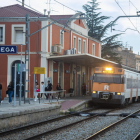 Un tren del trajecte entre Lleida i Manresa, l’R-12, ahir a l’estació de Tàrrega.