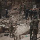 Bomberos buscan supervivientes entre los escombros en la aldea marroquí de Imi N’Tala.