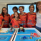 Els participants de l'escola Mossèn Albert Vives de la Seu d'Urgell a la final estatal de la World Robot Olympiad amb la coordinadora del projecte, Mireia Alba