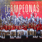 La selecció espanyola femenina de futbol durant la celebració a Madrid.