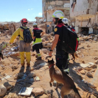 Bomberos del ayuntamiento de València trabajan sin descanso en Libia con sus perros.