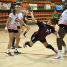 La jugadora del Lleida Handbol Cati Casasola llança la pilota després d’anar-se’n de dos rivals.