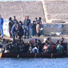 Una barcaza con inmigrantes a bordo llega a las costas de la isla italiana de Lampedusa, ayer. 