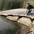 Rafel Rocaspana mostra la reducció del nivell de l’estany a causa de l’evaporació de l’aigua.