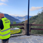 Un observador en un dels punts habilitats al Parc Natural de l’Alt Pirineu.