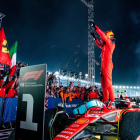 Carlos Sainz celebra su triunfo en Singapur, el segundo de su carrera deportiva.