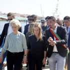 Ursula von der Leyen, a la izquierda, visitó ayer Lampedusa.