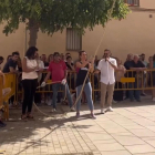 Una participant en el concurs de pujar sacs d’ametlla.