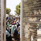 La massiva arribada de persones el cap de setmana va desbordar els centres d’acolliment de Lampedusa.