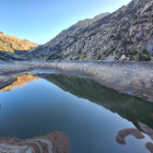 Imatge del pantà de Cavallers, a la Vall de Boí, que s’ha buidat per efectuar treballs.