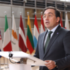El ministre d'Exteriors espanyol, José Manuel Albares, durant una atenció als mitjans a la sortida del Consell d'Afers Generals celebrat a Brussel·les on s'ha abordat l'oficialitat del català, el basc i el gallec