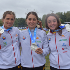 Maialen Chourraut, Laia Sorribes i Olatz Arregui mostren les medalles de plata aconseguides ahir.