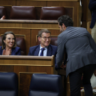 Alberto Núñez Feijóo i Cuca Gamarra conversen amb Borja Sémper al Congrés dimarts.