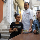 Dos clientes degustant ahir una tapa en un establiment gastronòmic de Lleida.