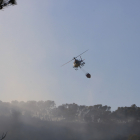 Un helicòpter participant ahir en les tasques d’extinció.