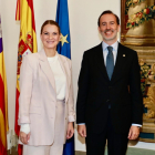 La presidenta balear i el president del Parlament, de Vox, quan van anunciar el pacte de govern.