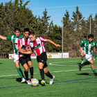 Un jugador del Castellar intenta evitar un company amb la pilota.