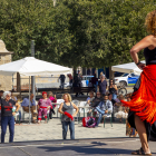 A la plaça del Dipòsit van ensenyar els principals passos del garrotín.