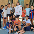 Alumnes de cinquè de Primària del Maristes mostren el cartell que han fet.