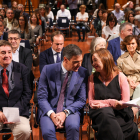 Pedro Sánchez conversa amb Francina Armengol ahir en un acte pel Dia Europeu de les Llengües.