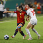 Aitana Bonmatí, autora de dos gols en el partit d’ahir, disputa una pilota davant de la suïssa Vallotto.