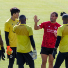 Felip Ortiz dona instruccions a diversos jugadors de l’Al-Shabab durant un entrenament.