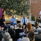 Antoni Gelonch (al centre) va presentar els dos autors, Jordi V. Pou i Josep Tort, ahir a La Fatal.