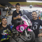 David Delgado, muntat en una de les seues motos, entre els seus pares, Mireia i Chuso.