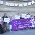 Concentració ahir de Dones Lleida a la plaça de la Catedral.