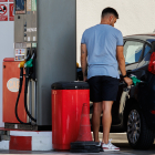 Els conductors han de pagar cada vegada més quan reposten.