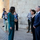 Montero conversa amb Fernández abans d’un acte a Saragossa.