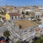 Les obres de renovació de la teulada del consistori de Tarroja.