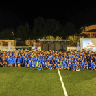 Foto de família dels equips de l’Escola de Futbol Baix Segrià durant la presentació ahir a Alcarràs.